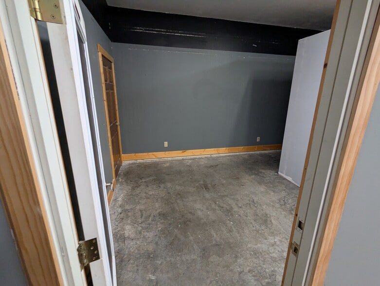 More Photos Of 1316 E Cedar St, Brandon General Retail For Lease