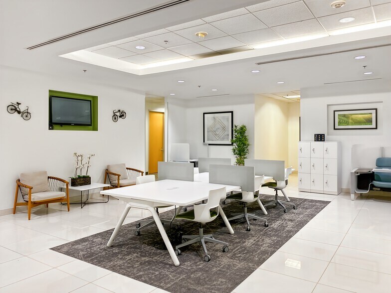 More Photos Of 6303 Owensmouth Ave, Woodland Hills Coworking Space