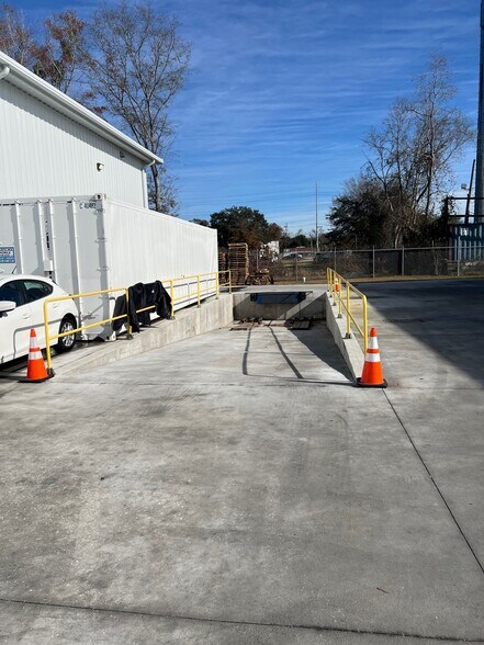 More Photos Of 2157 Rich St, North Charleston Showroom For Lease