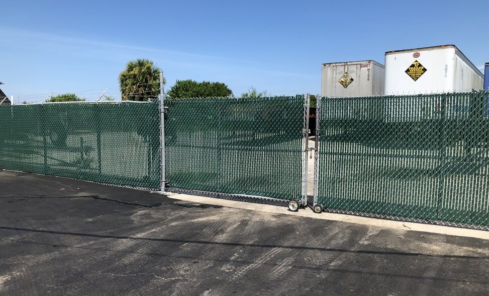 More Photos Of 1401 Old Dixie Hwy, West Palm Beach Showroom For Sale