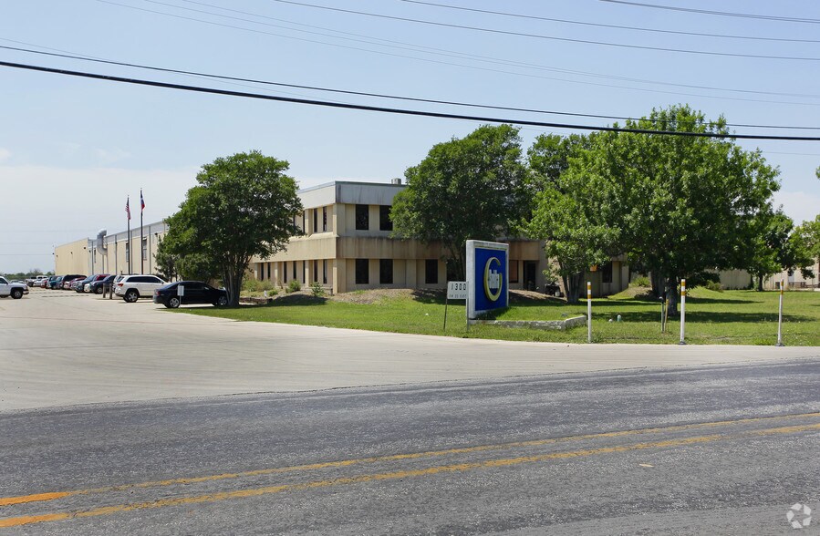 More Photos Of 1300 Blackjack St, Lockhart Distribution For Sale