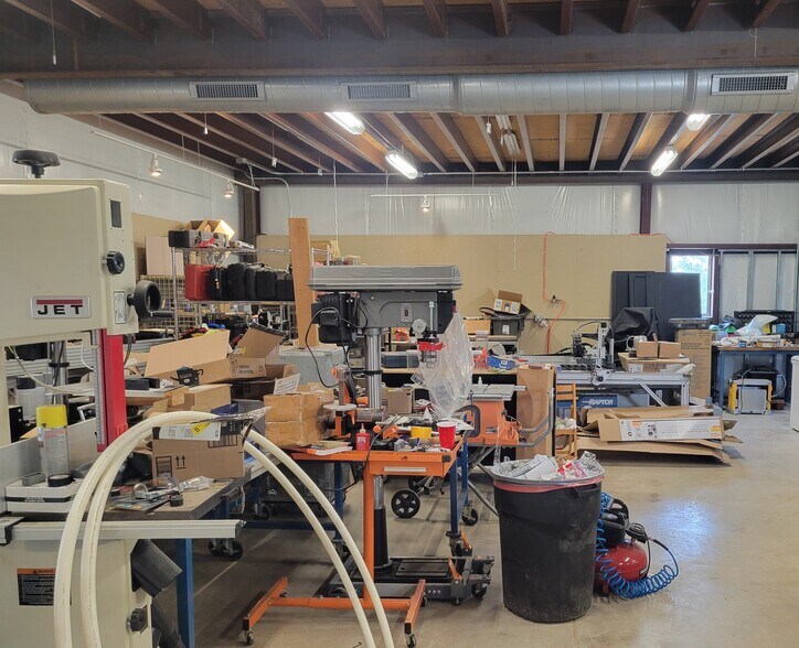 More Photos Of 604 Bonita Dr, Blanco Industrial For Lease