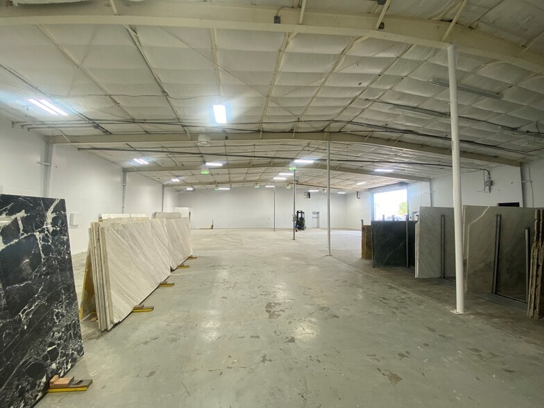 More Photos Of 2734 Burbank St, Dallas Warehouse For Lease