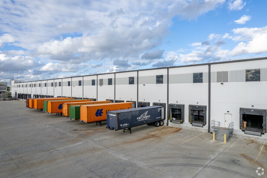 More Photos Of 10565 Red Bluff Rd, Pasadena Distribution For Lease