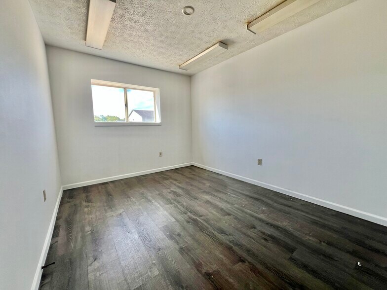 More Photos Of 33549 E Royalton Rd, Columbia Station Light Manufacturing For Sale