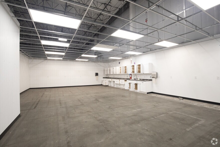 More Photos Of 201 Grumman Rd W, Bethpage Distribution For Lease