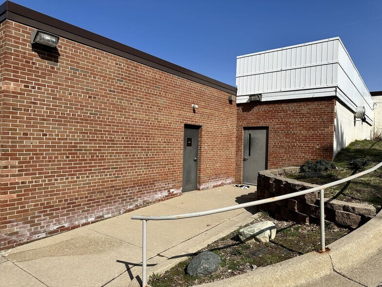 More Photos Of 813 W Michigan Ave, Jackson Medical For Sale