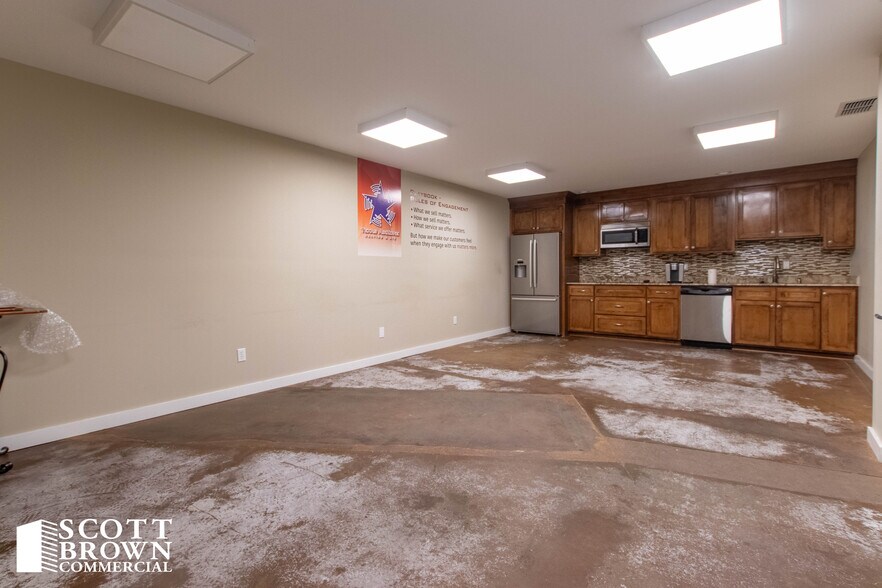 More Photos Of 10763 Mapleridge Dr, Dallas Distribution For Lease