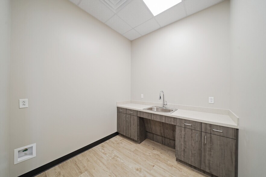 More Photos Of 18608 Kermier, Hockley Distribution For Lease