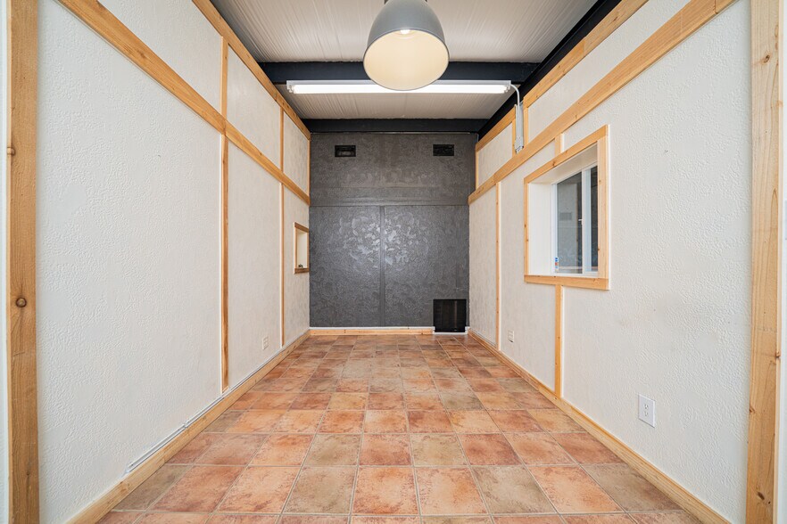 More Photos Of 118 Industrial Blvd, Kilgore Flex For Lease