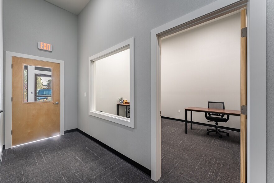 More Photos Of 140 Southwinds Rd, Farmington Storefront Retail Office For Lease