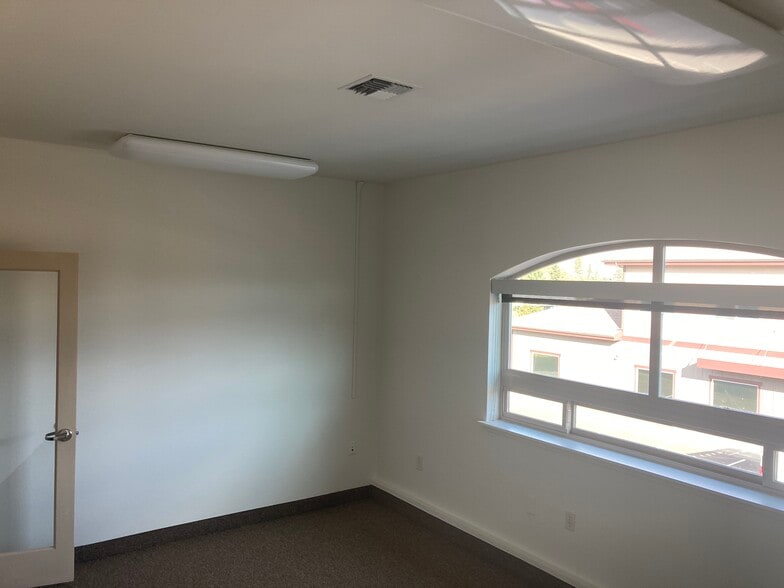 More Photos Of 202 Wasco Loop, Hood River Warehouse For Lease