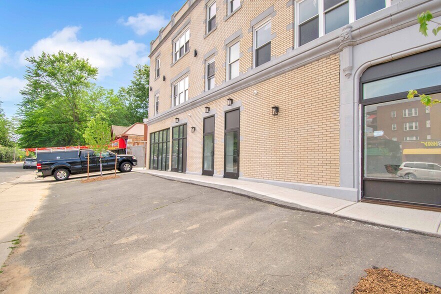 More Photos Of 479 Farmington Ave, Hartford Storefront Retail Residential For Lease