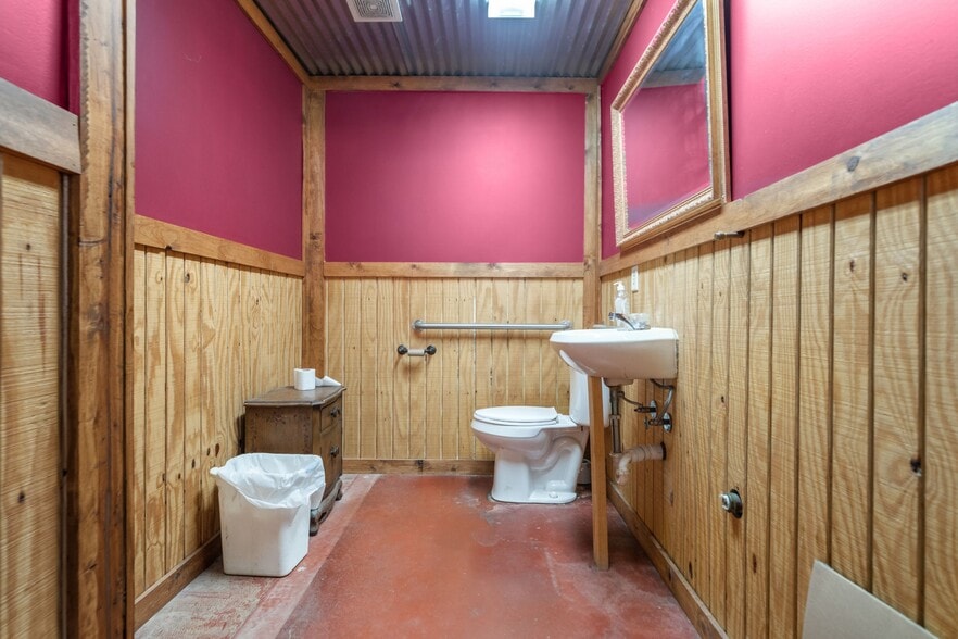 More Photos Of 606 Albert Pike Rd, Hot Springs National Park Freestanding For Sale