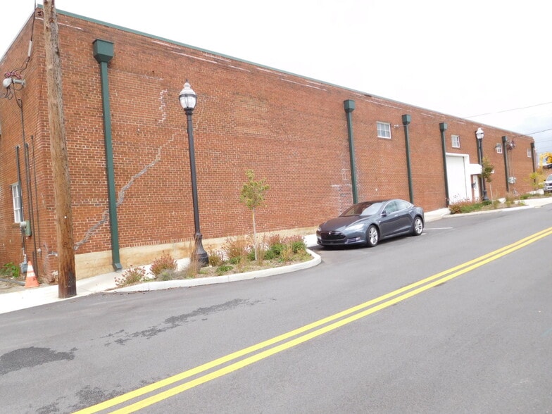 More Photos Of 520 Maple St, Gainesville Warehouse For Lease