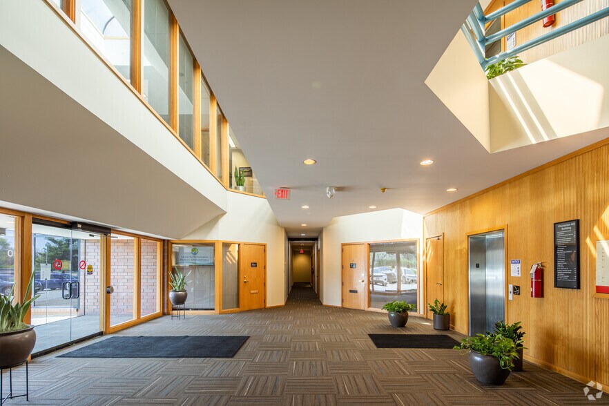 More Photos Of 15400 S Outer Forty, Chesterfield Office For Lease