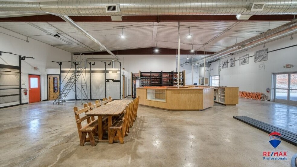More Photos Of 2423 E Cleveland St, Sundance Flex For Sale