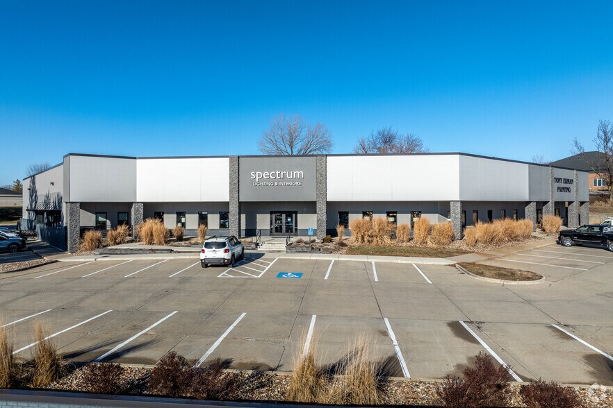 Primary Photo Of 2540 104th St, Urbandale Showroom For Lease