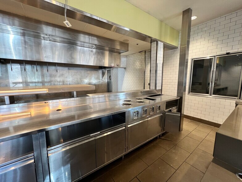 More Photos Of 14025 W Colfax Dr, Lakewood Freestanding For Lease