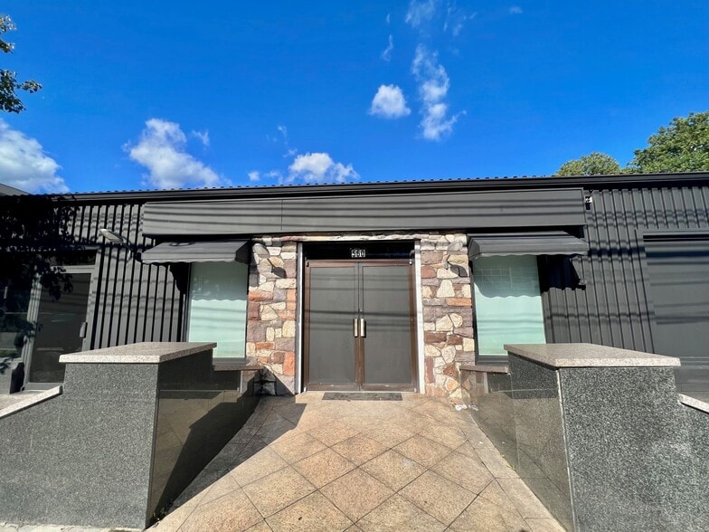 More Photos Of 560 Tarrytown Rd, White Plains Freestanding For Lease
