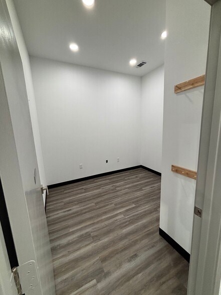 More Photos Of 1905 Longmire Rd, Conroe Unknown For Lease
