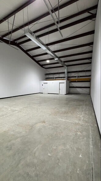 More Photos Of 100 NE Harlem Rd, Kansas City Light Manufacturing For Lease