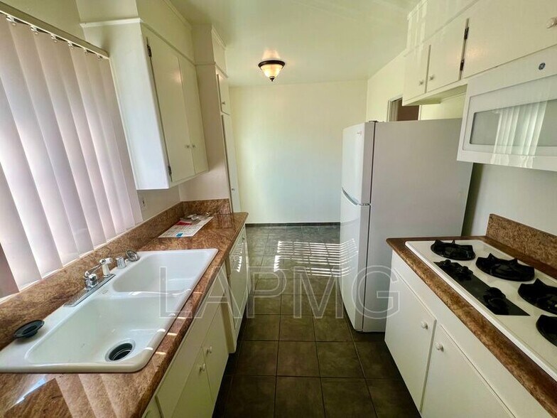 More Photos Of 8130 Norton Ave, West Hollywood Apartments For Sale