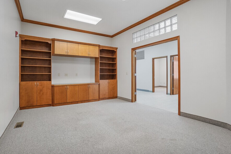 More Photos Of 120 W Aurora Rd, Northfield Medical For Lease