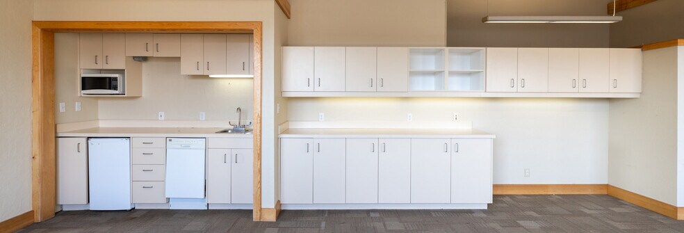 More Photos Of 805 SW Industrial Way, Bend Loft Creative Space For Lease