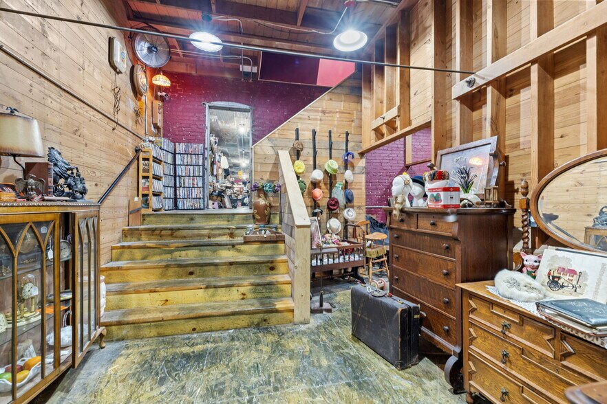 More Photos Of 126 S Main St, Gilman Showroom For Sale
