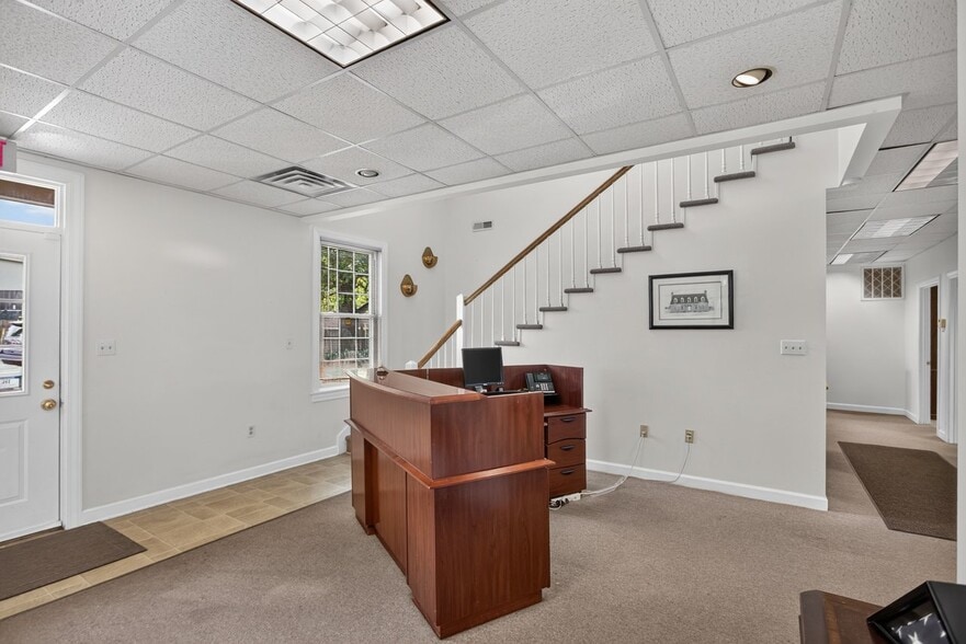 More Photos Of 800 Country Club Rd, Harrisonburg Office For Sale