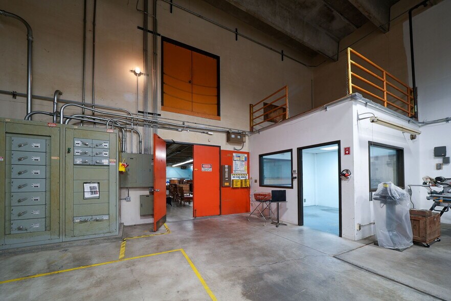 More Photos Of 1555-1557 SE Crystal Lake Dr, Corvallis Warehouse For Lease