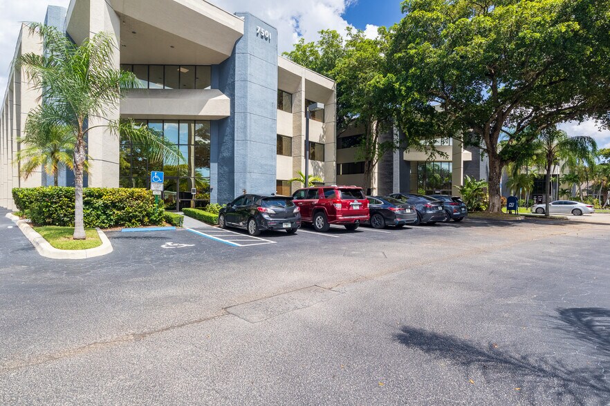 More Photos Of 7501 W Oakland Park Blvd, Lauderhill Loft Creative Space For Lease