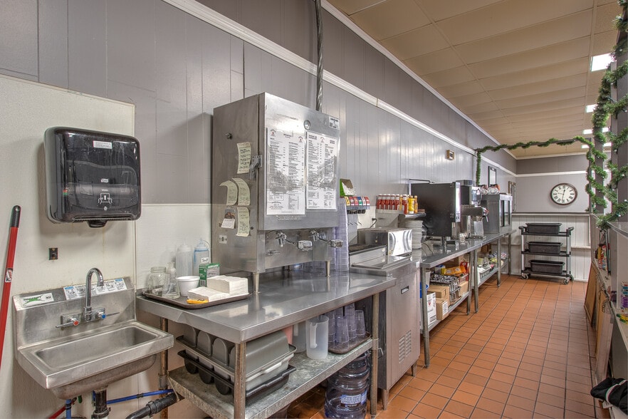 More Photos Of 118 Main St S, Cambridge Storefront For Sale