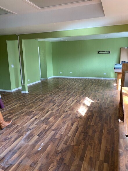 More Photos Of 1717 Howard St, Evanston General Retail For Sale