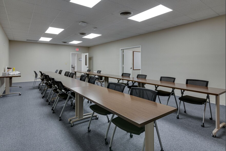 More Photos Of 820 SW Wilshire Blvd, Burleson Office For Sale