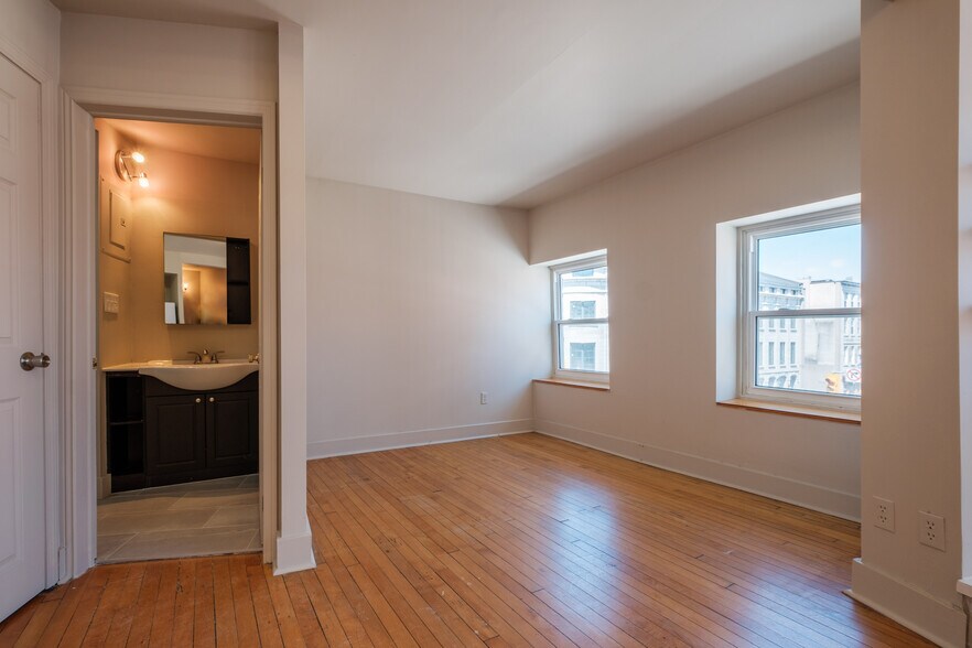 More Photos Of 155-159 Wellington St, Kingston Storefront Retail Residential For Lease