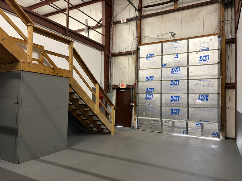 More Photos Of 66 Old Country Rd, Quogue Warehouse For Lease