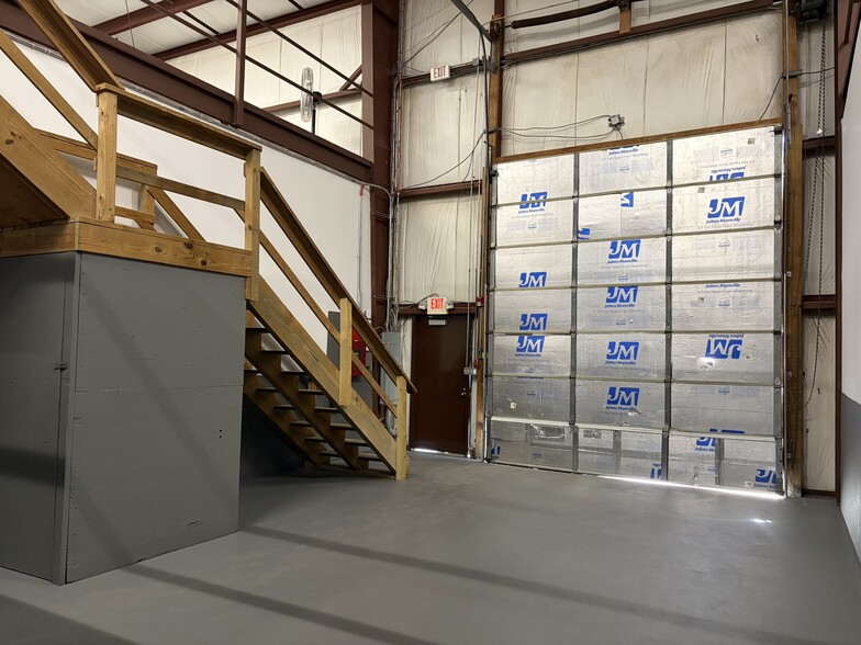 More Photos Of 66 Old Country Rd, Quogue Warehouse For Lease