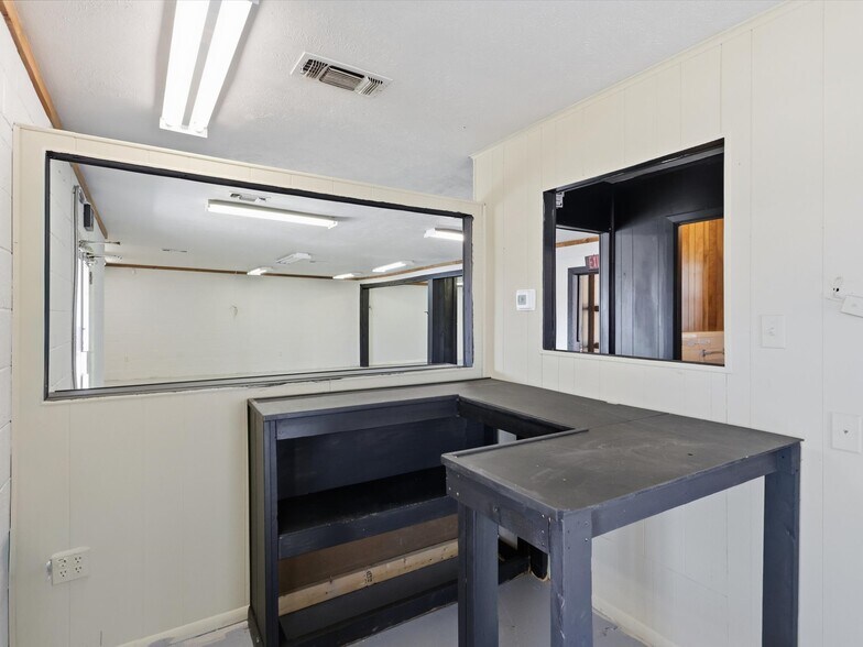 More Photos Of 4208 Benbrook Hwy, Fort Worth Office For Sale
