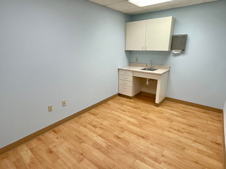 More Photos Of 1125 E Michigan Ave, Battle Creek Storefront Retail Office For Lease
