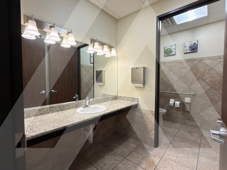 More Photos Of 10505 Fountaingate Dr, Stafford Office For Lease