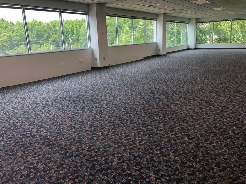 More Photos Of 100 Commerce Dr, Newark Office For Lease