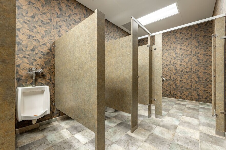 More Photos Of 422 NE 2nd Pl, Cape Coral Office For Lease