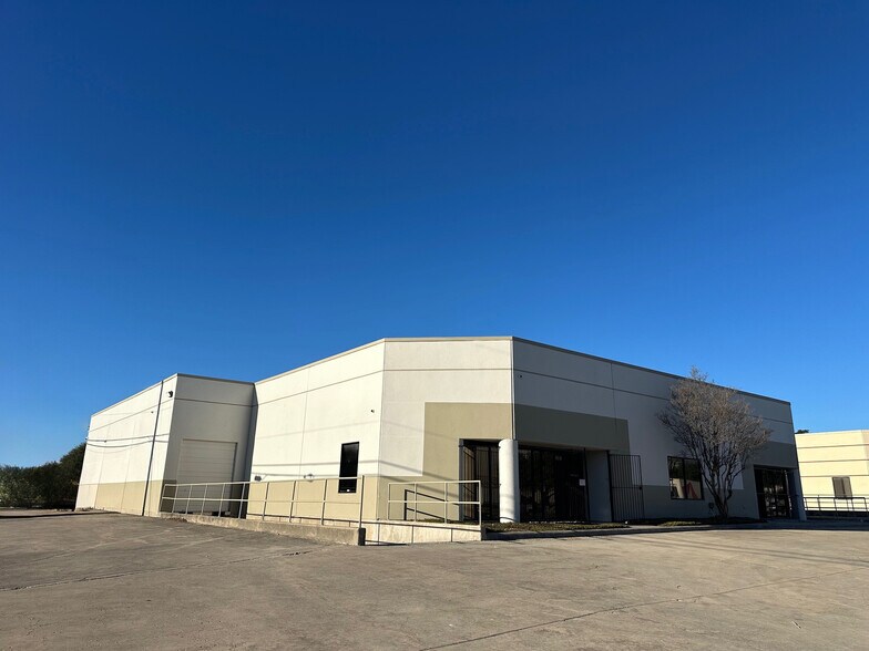 More Photos Of 12903-12907 Agency Dr, San Antonio Warehouse For Lease