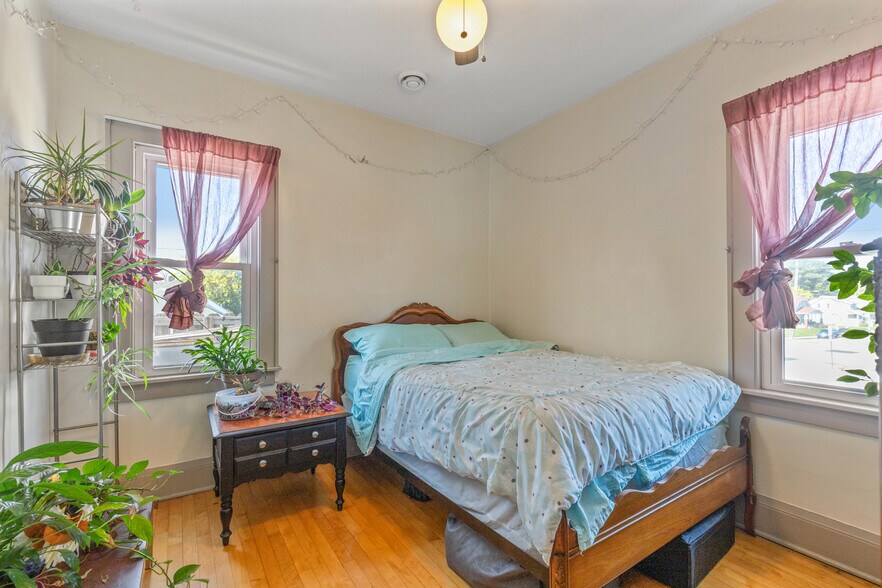 More Photos Of 2703 S Chicago Ave, South Milwaukee General Retail For Sale