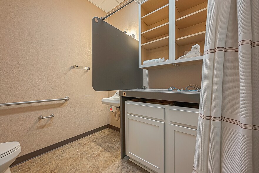 More Photos Of 1408 S Front St, Bellville Storefront For Lease