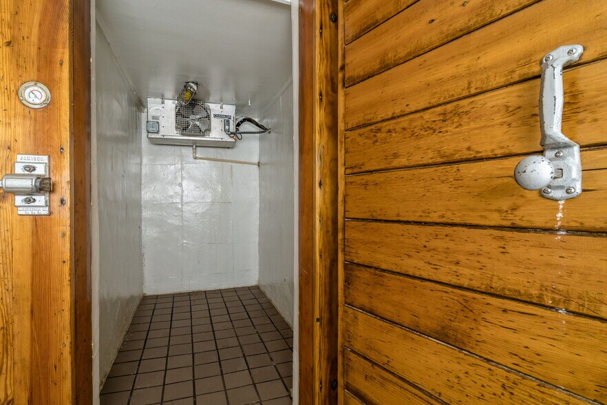 More Photos Of 2323 W Main St, Waynesboro General Retail For Sale