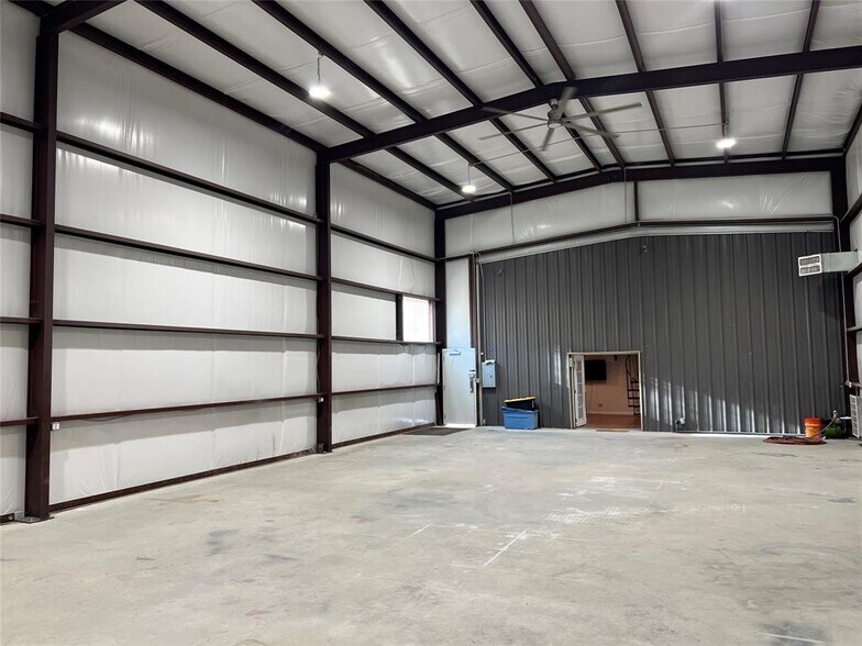 More Photos Of 15002 Iowa St, Austin Warehouse For Lease
