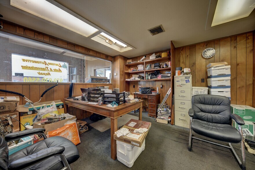 More Photos Of 307 E Alamo St, Brenham Auto Repair For Sale